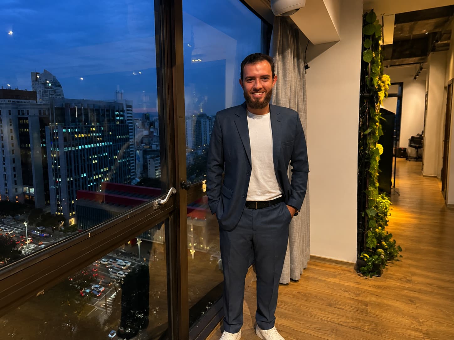 Allan Mattos em um ambiente urbano